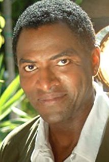 Carl Lumbly plays Marcus Dixon on Alias