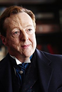 Edward Hibbert plays Gil Chesterton on Frasier