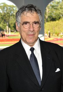 Elliott Gould plays Jack Geller on Friends