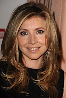 Sarah Chalke plays Dr. Elliot Reid on Scrubs
