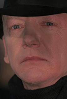 John Walcutt plays 5 episodes, 1998-1999
                         on Sliders