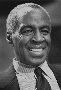 Robert Guillaume plays Isaac Jaffe on Sports Night