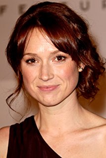 Ellie Kemper plays Erin Hannon on The Office Us