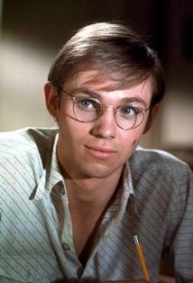 Richard Thomas plays John-Boy Walton on The Waltons