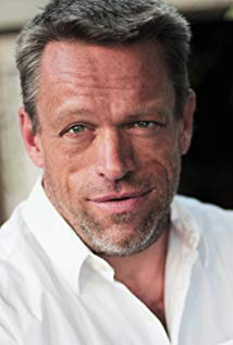 Brian Thompson plays Alien Bounty Hunter on The X Files